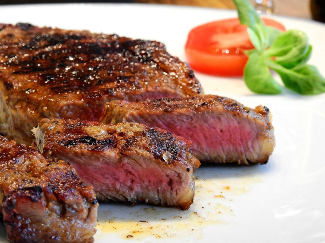 Hovězí steak na talíři